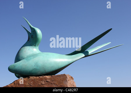 La scultura in bronzo di Arctic Tern al di fuori della Scozia centro di uccello, North Berwick, East Lothian, Scozia. Foto Stock