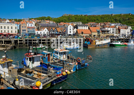 Barche da pesca ormeggiate al molo Scarborough Harbour North Yorkshire Inghilterra Regno Unito GB Gran Bretagna Foto Stock