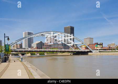 Frederick Douglass-Susan B. Anthony Memorial Bridge ho-490 ponte sopra il fiume Genesee nel centro cittadino di Rochester New york Foto Stock