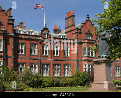 Statua della Regina Victoria e il Municipio South Bay Scarborough North Yorkshire England Regno Unito Regno Unito GB Gran Bretagna Foto Stock