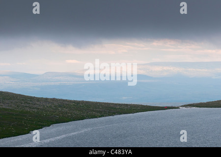 Un Abendstimmung einem Bergsee, Rendalen, Hedmark, Norwegen, atmosfera serale, lago di montagna, Norvegia Foto Stock