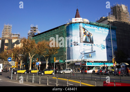 Grande cartellone pubblicitario che copre un edificio sotto lavori di rinnovo La Rambla Barcellona Spagna Foto Stock