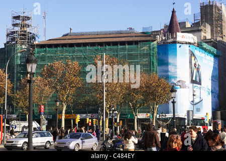 Grande cartellone pubblicitario che copre un edificio sotto lavori di rinnovo La Rambla Barcellona Spagna Foto Stock