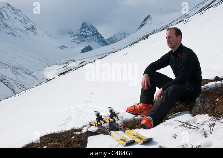 Rastender Skitourengeher im Tal Stuor Reaiddavaggi, Kebnekaisefjaell, Norrbotten, Lappland, Schweden Foto Stock