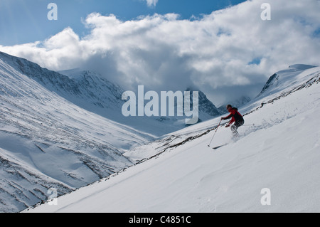 Skifahrer im Tal Stuor Reaiddavaggi, Kebnekaisefjaell, Norrbotten, Lappland, Schweden Foto Stock