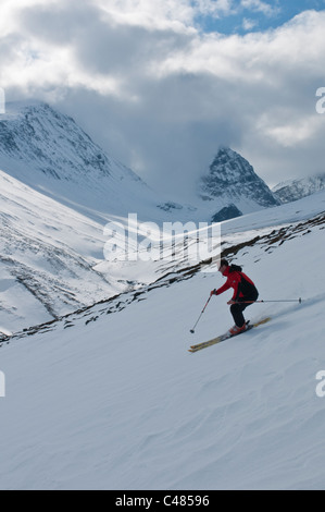 Skifahrer im Tal Stuor Reaiddavaggi, Kebnekaisefjaell, Norrbotten, Lappland, Schweden Foto Stock