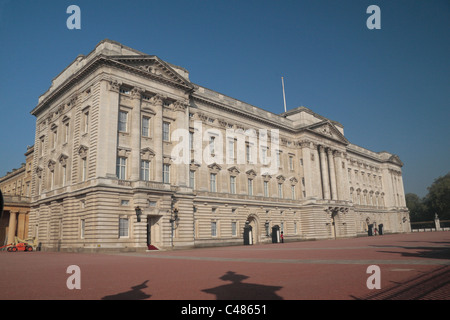 La mattina presto vista della facciata anteriore del Buckingham Palace, London, Regno Unito. Foto Stock