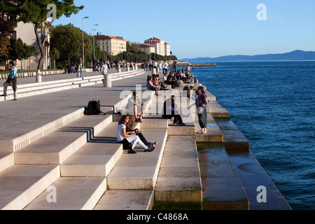 Lungomare con gradini in Zadar, Croazia, Dalmazia County Foto Stock