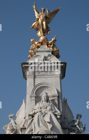 Vista ravvicinata della statua dorata sulla (Queen) Victoria Memorial fuori Buckingham Palace, London, Regno Unito. Foto Stock