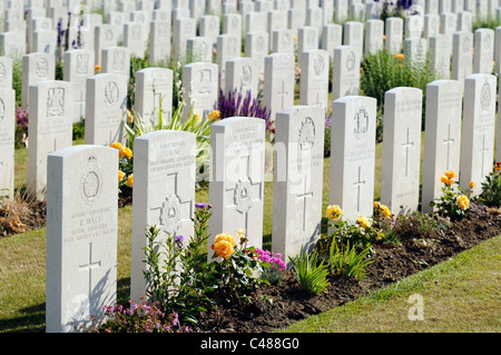 Tombe a Tyne Cot, un WW1 cimitero, vicino a Ypres, Belgio. Foto Stock