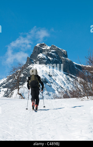 Skitourengeher im Tal Vistasvaggi, Vistasdalen, Kebnekaisefjaell, Norrbotten, Lappland, Schweden Foto Stock