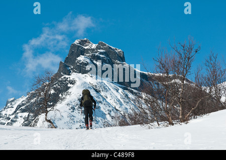 Skitourengeher im Tal Vistasvaggi, Vistasdalen, Kebnekaisefjaell, Norrbotten, Lappland, Schweden Foto Stock