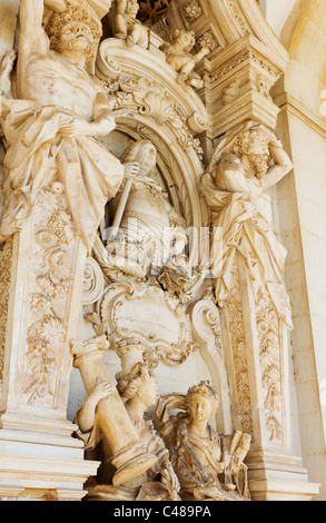 Decorazione del montante sul campus universitario di Coimbra, Portogallo Foto Stock