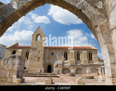 Visualizzazione attraverso l'arcata in pietra del Museo di scavato complesso del chiostro di Santa Clara Velha a Coimbra, Portogallo Foto Stock