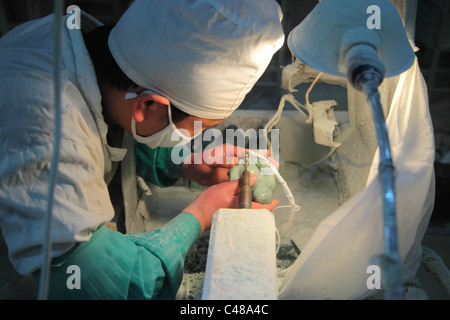 Lavoratore cinese nel carving in fabbrica del Buddha di Giada scultura, Pechino, Cina Foto Stock