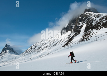 Skitourengeher im Tal Stuor Reaiddavaggi, Kebnekaisefjaell, Norrbotten, Lappland, Schweden Foto Stock