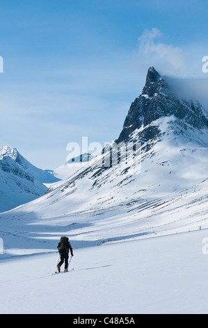Skitourengeher, Tal Stuor Reaiddavaggi, Berg Nallo, Kebnekaisefjaell, Norrbotten, Lappland, Schweden Foto Stock