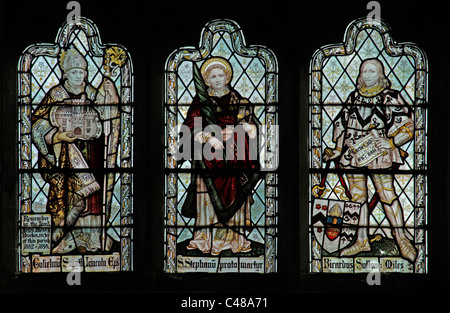 Una delle vetrate colorate dal Kempe Studios che raffigura il vescovo Smythe, St Stephen & Richard Sutton, Chiesa di San Pietro e San Paolo, Steeple Aston, Oxford Foto Stock