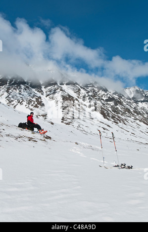 Rastender Skitourengeher im Tal Stuor Reaiddavaggi, Kebnekaisefjaell, Norrbotten, Lappland, Schweden Foto Stock