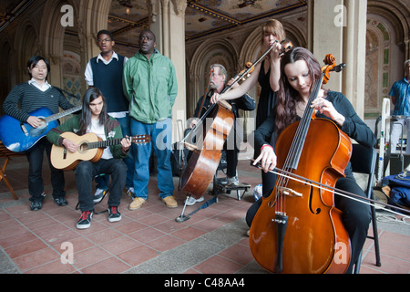 I musicisti che giocano a Central Park a New York si riuniscono sulla terrazza di Bethesda per protestare contro la repressione nei confronti degli esecutori Foto Stock