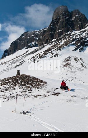 Skitourengeher rastender am Fusse des Berges Nallo, Tal Stuor Reaiddavaggi, Kebnekaisefjaell, Norrbotten, Lappland, Schweden Foto Stock