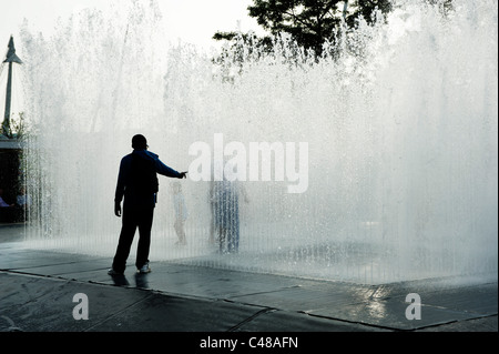 Scultura d'acqua che figurano camere, bambini che giocano in fontane al di fuori del Royal Festival Hall, il London Southbank. Foto Stock