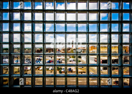 Il Strangeways area di Manchester è visibile attraverso il vetro rivestito di piastrelle. Foto Stock
