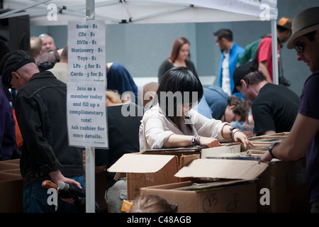 Gli amanti dello shopping ricerca di occasioni tra il caos delle opere di alloggiamento street fair in New York quartiere di Soho Foto Stock