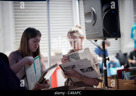 Gli amanti dello shopping ricerca di occasioni tra il caos delle opere di alloggiamento street fair in New York quartiere di Soho Foto Stock