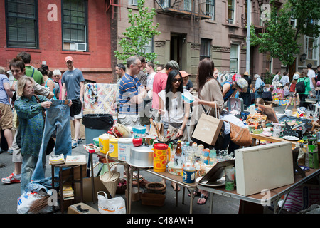 Gli amanti dello shopping ricerca di occasioni a Jane Street blocco Associazione Mercato delle Pulci in New York quartiere di Greenwich Village Foto Stock