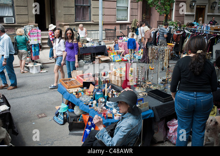 Gli amanti dello shopping ricerca di occasioni a Jane Street blocco Associazione Mercato delle Pulci in New York quartiere di Greenwich Village Foto Stock