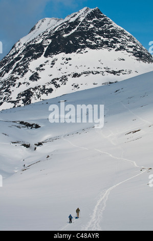 Skifahrer im Tal Stuor Reaiddavaggi, Kebnekaisefjaell, Norrbotten, Lappland, Schweden Foto Stock