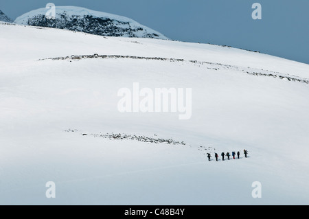 Skifahrer mit Rucksaecken im Tal Stuor Reaiddavaggi, Kebnekaisefjaell, Norrbotten, Lappland, Schweden Foto Stock