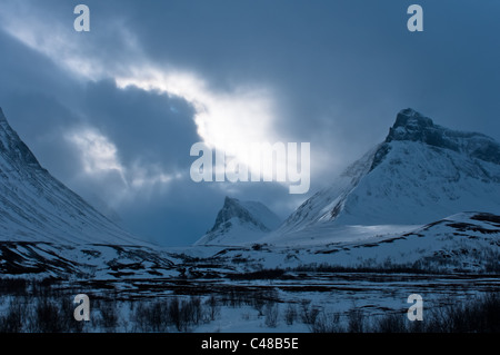 Lichtstimmung im Tal Stuor Reaiddavaggi mit dem Gipfel Nallo, Kebnekaisefjaell, Norrbotten, Lappland, Schweden Foto Stock