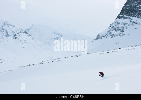 Skifahrer im Tal Stuor Reaiddavaggi, Kebnekaisefjaell, Norrbotten, Lappland, Schweden Foto Stock