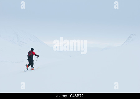 Skitourengeher im Tal Stuor Reaiddavaggi, Kebnekaisefjaell, Norrbotten, Lappland, Schweden Foto Stock