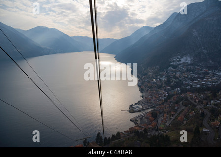 Vista sul lago di Como e da Argegno Pigra dalla stazione della funicolare. Il lago di Como. Lombardia. L'Italia. Foto Stock