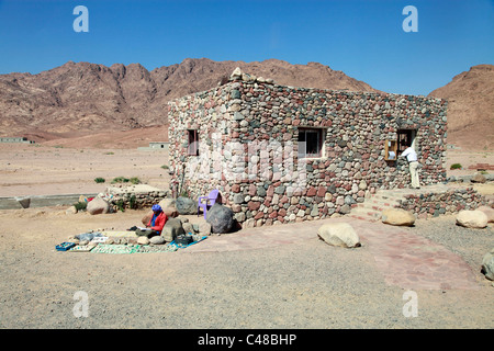 Le montagne e la sabbia nel deserto del Sinai, a sud della penisola del Sinai, Egitto Foto Stock