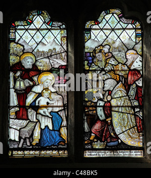Una delle vetrate colorate dal Kempe Studios raffigurante l adorazione dei Magi, Steeple Aston Chiesa, Oxfordshire Foto Stock
