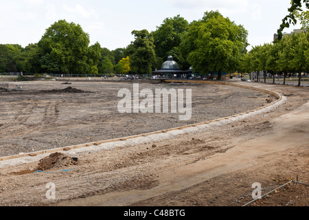 Vista del lago drenato e il pavilion, Victoria Park, East London, England, Regno Unito. Foto Stock