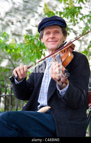 Street performer a suonare il violino nella città vecchia di Quebec City, in Canada Foto Stock