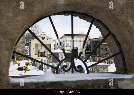 Le tombe e le volte.L'inverno. Pigra cimitero. Il lago di Como. Lombardia. L'Italia. Foto Stock