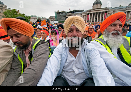 25.000 i sikh hanno marciato a Trafalgar Square per commemorare il massacro del 1984 presso il Tempio d'oro di Amritsar Punjab, India del Nord Foto Stock