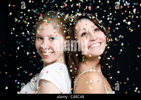 Due giovani donne in una pioggia di coriandoli Foto Stock