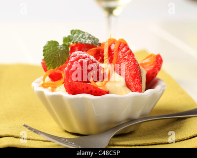 Budino cremoso con fragole e lamponi Foto Stock