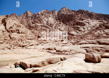 Rocky di montagna arida nel deserto del Sinai accanto il monastero di Santa Caterina, a sud della penisola del Sinai, Egitto Foto Stock