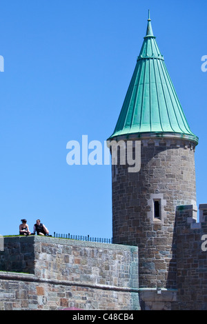 Coppia giovane sulle mura della città nella città di Québec, Candada Foto Stock