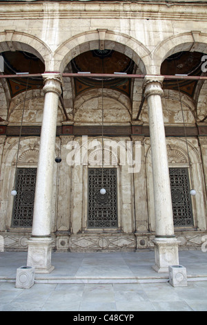 Arch nel Cortile della moschea di Muhammad Ali Pasha o la moschea di alabastro in Cittadella del Cairo, il Cairo, Egitto Foto Stock