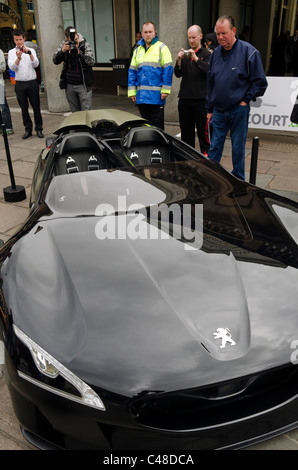 Nero Peugeot auto sportiva cofano e badge in mostra presso il Gumball Rally 3000 Covent Garden Piazza London REGNO UNITO Foto Stock