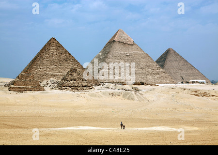 La piramide di Menkaure (Mycerinus), Khafre (Chephren) e la Grande Piramide di Khufu (Cheope) presso le Piramidi di Giza in Egitto, al Cairo Foto Stock